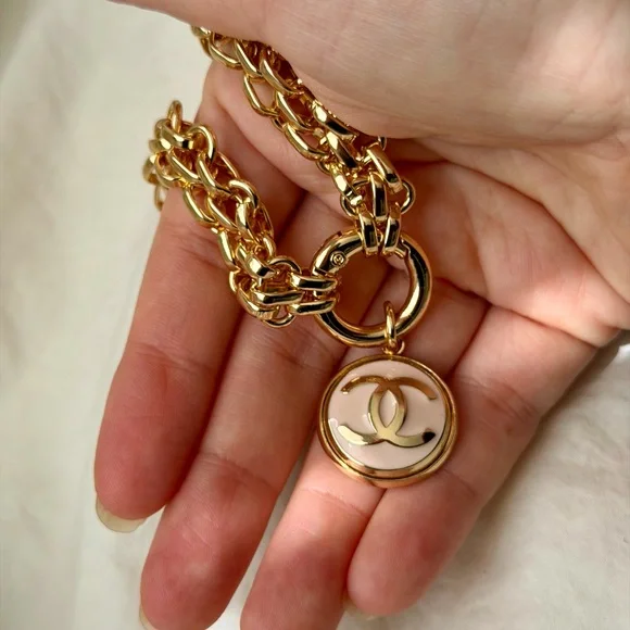 Pink Chanel pendant necklace - Picture 10 of 13